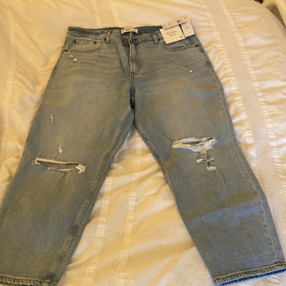 ABERCROMBIE High Rise Mom Jeans